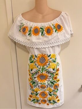 Artisan Made Mexican campesina dress With embroidered sunflowers, lace trim L